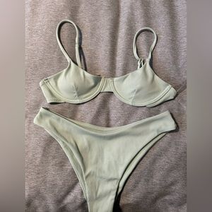 Only worn once, says medium but fits more on someone who wears a SMALL.